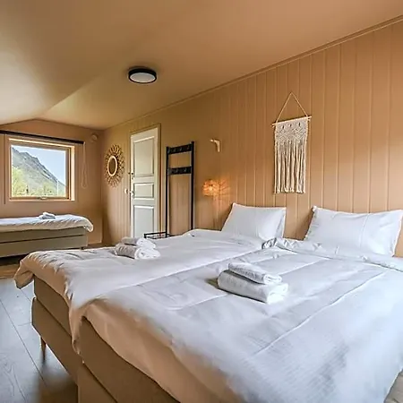 Hotel Ryten & Kvalvika Trail Farm Ramberg